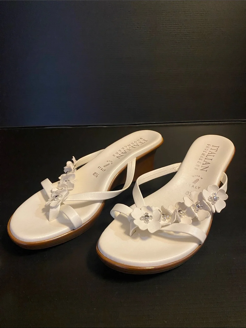 Italian Shoemakers White Floral Thong Sandals Size 8 1/2